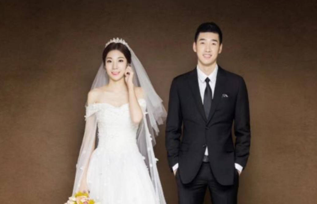 华体会登录最新地址-某中超球员求婚成功，球场浪漫一幕的简单介绍